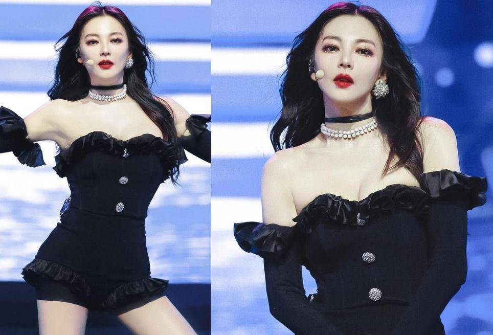 张雨绮露肩紧身裙,吴昕直接穿"铁丝网"_舞台_时尚_姐姐