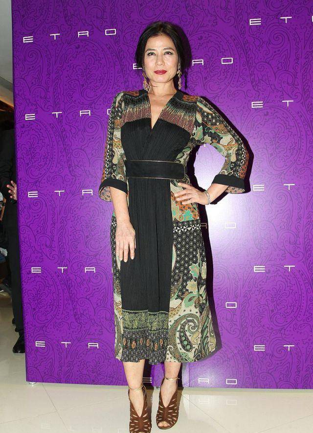 钟楚红真没让人失望,穿深v亮片裙线条丰盈,60岁魅力不减!