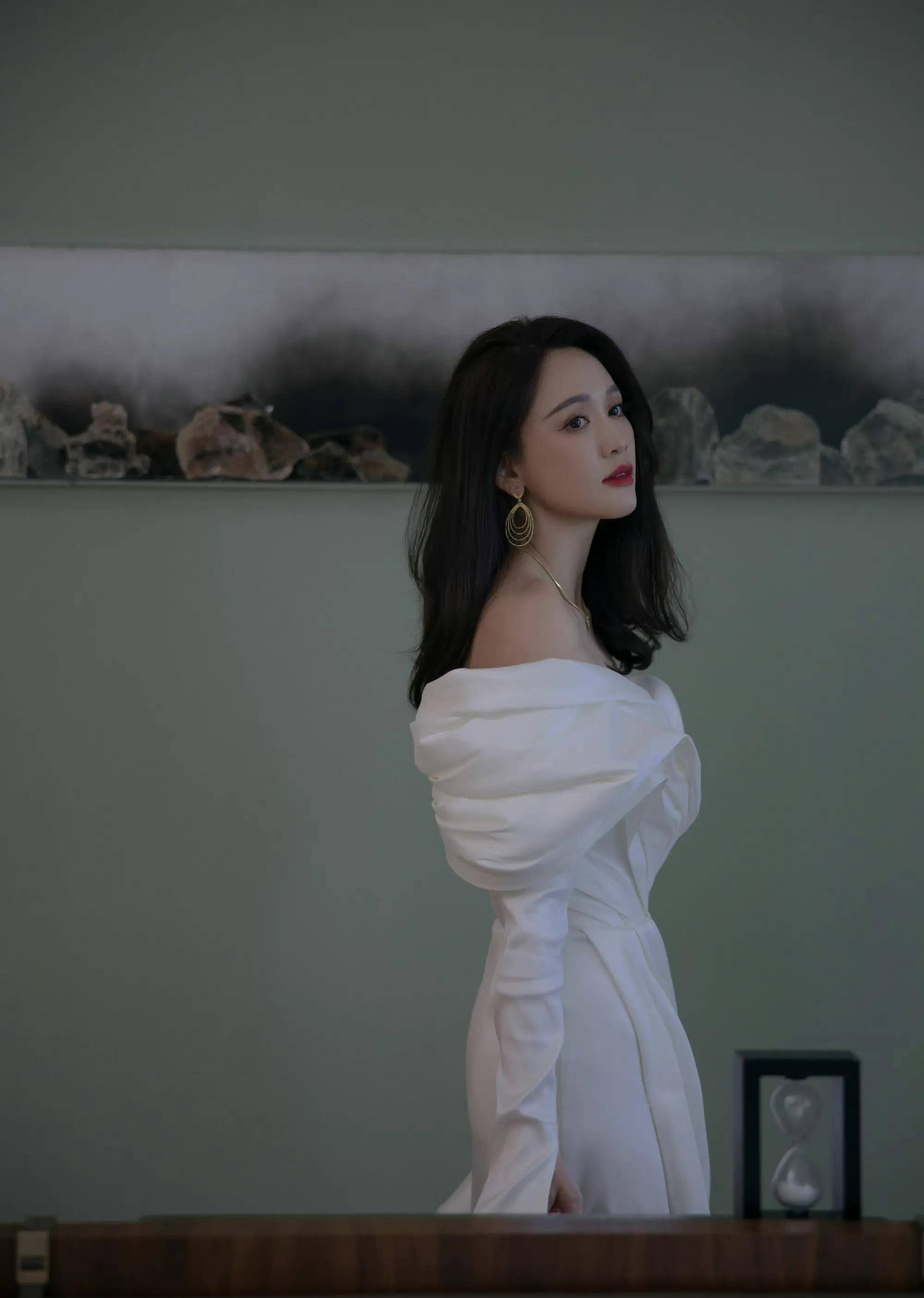 陈乔恩晒露肩白裙照,一袭纯白勾勒曼妙身姿,优雅高贵,美丽动人_身材