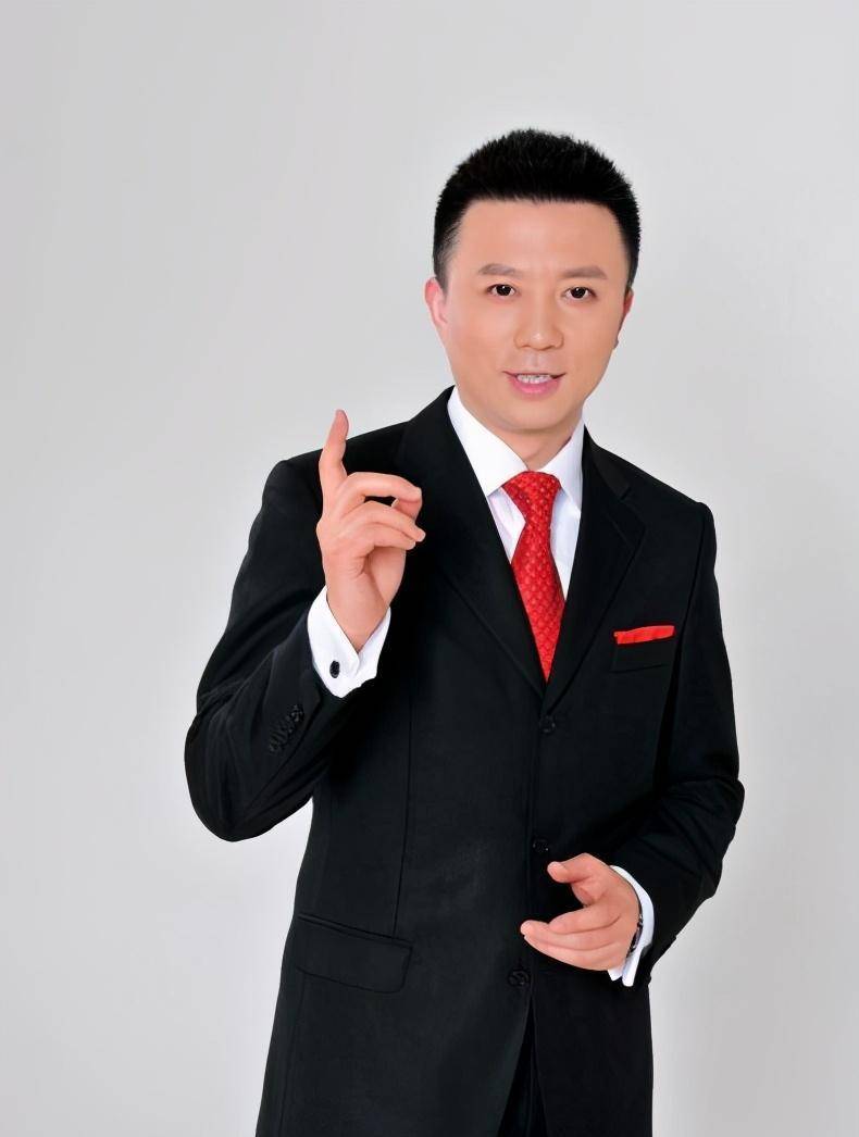 曾是"电视一哥",巅峰时辞职出去摆地摊,今成教育家身家过亿_薛飞_观众