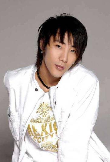 一下子便成了网络上红极一时的神曲,陈旭也开始走入大众的视野.