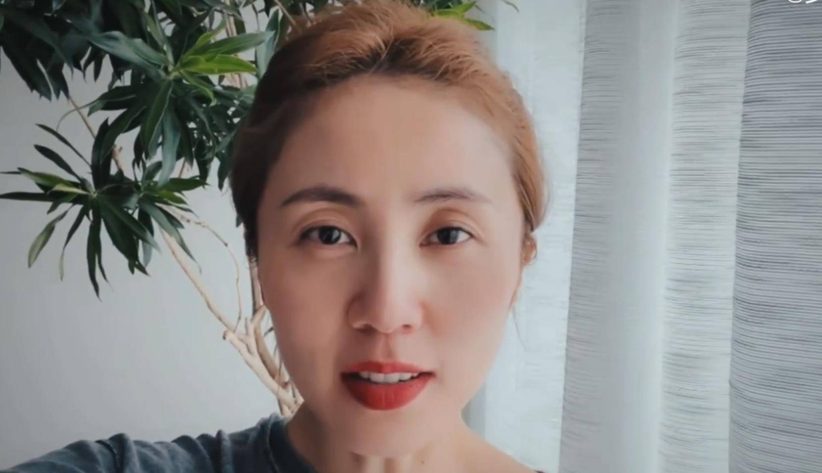 44岁孙莉终于复出带货,肚子赘肉太抢镜,网友怒了:钱赚不够吗_运动_黄