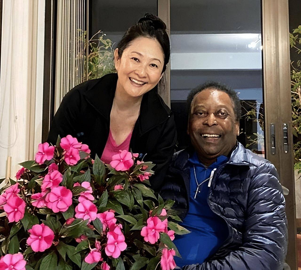 贝利日本妻子寸步不离守护身边,50岁韵味十足,相伴至临终_玛西亚_球王