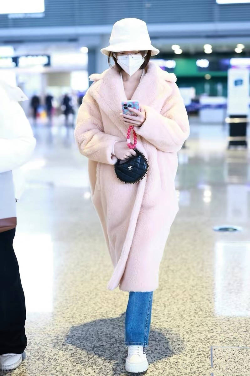 毛晓彤带火了一种穿搭,叫"泰迪熊大衣 牛仔裤",可爱又保暖