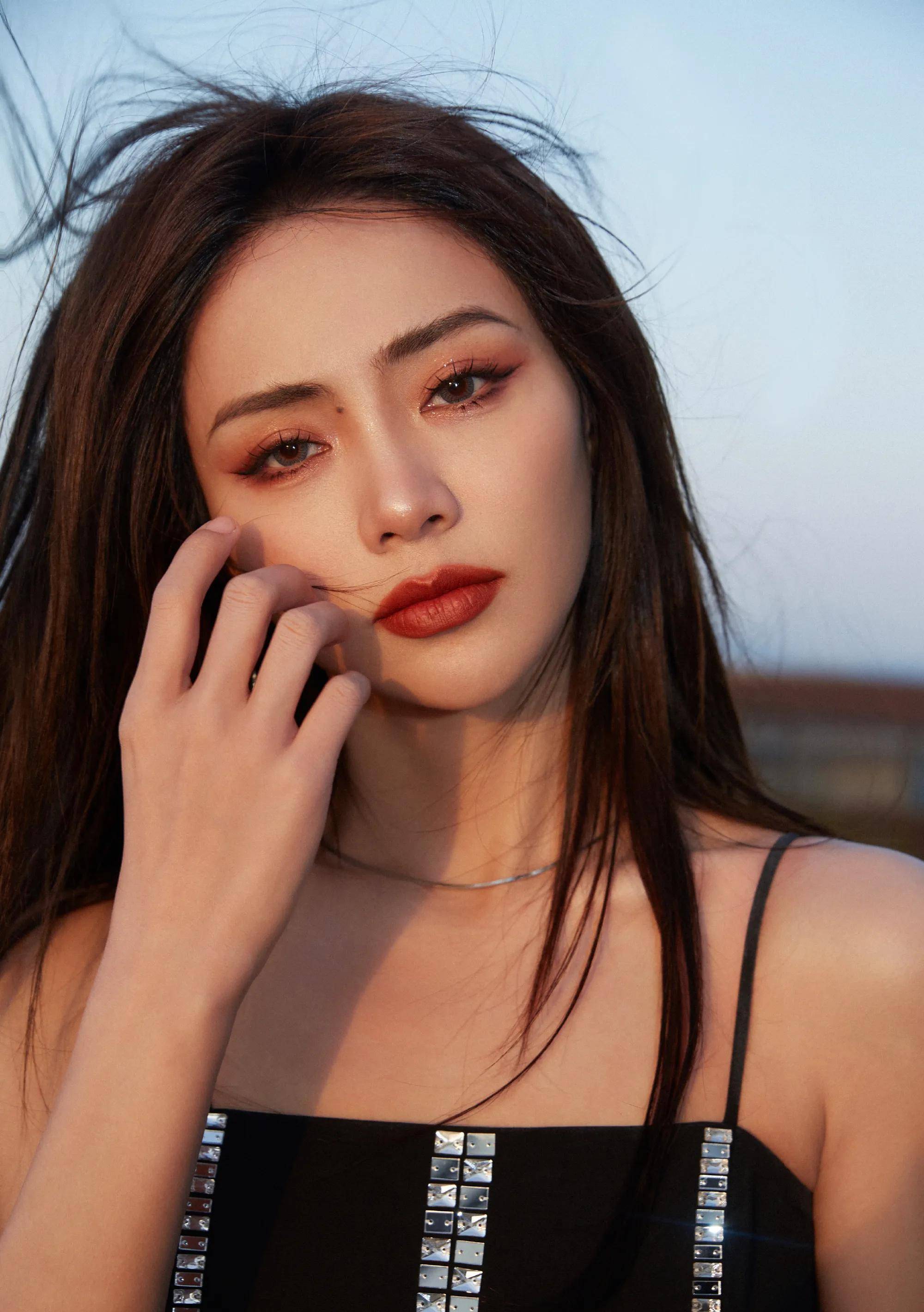 演员谢可寅品牌活动造型曝光,一袭银黑色亮片礼服,大秀曼妙身材_身姿