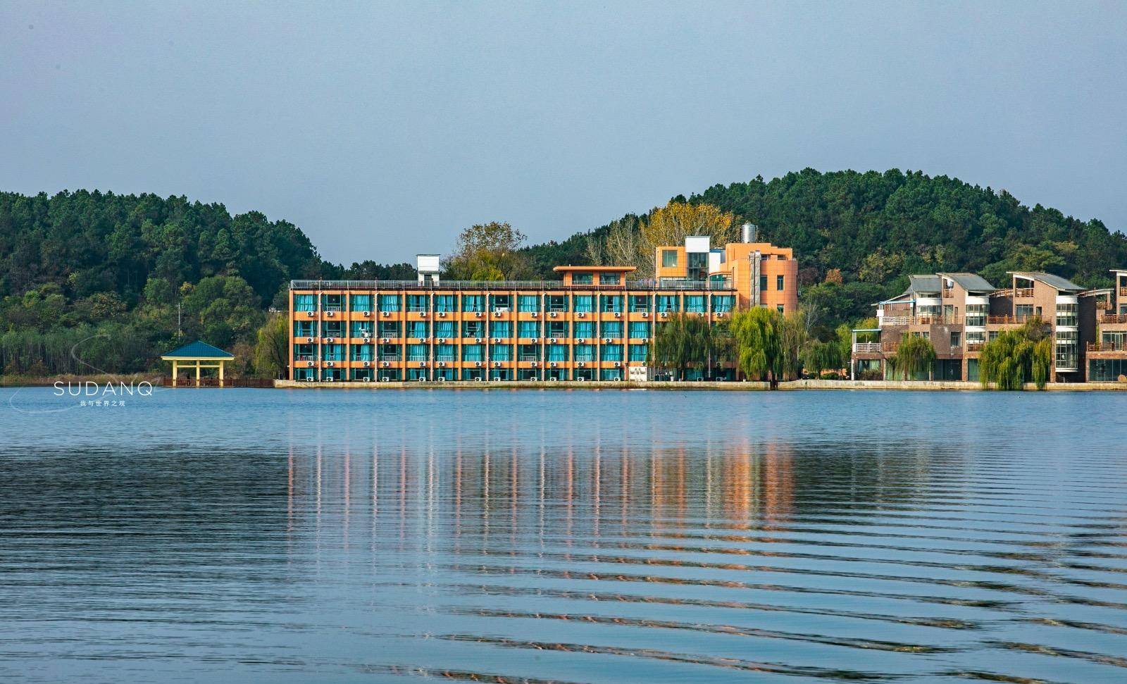 武汉木兰湖,堪称武汉人的后花园,湖上建有两座黄鹤楼