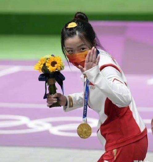 00后杨倩夺奥运首金,曾因母亲重病险些放弃,男星杨洋对她比心_中国