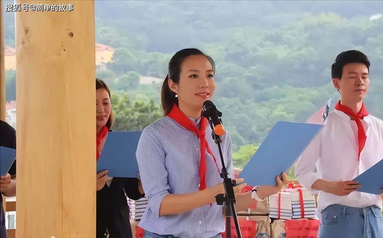 央视著名主持人宝晓峰:父母是她最大的后盾与支柱_内蒙古_蒙古族_北京