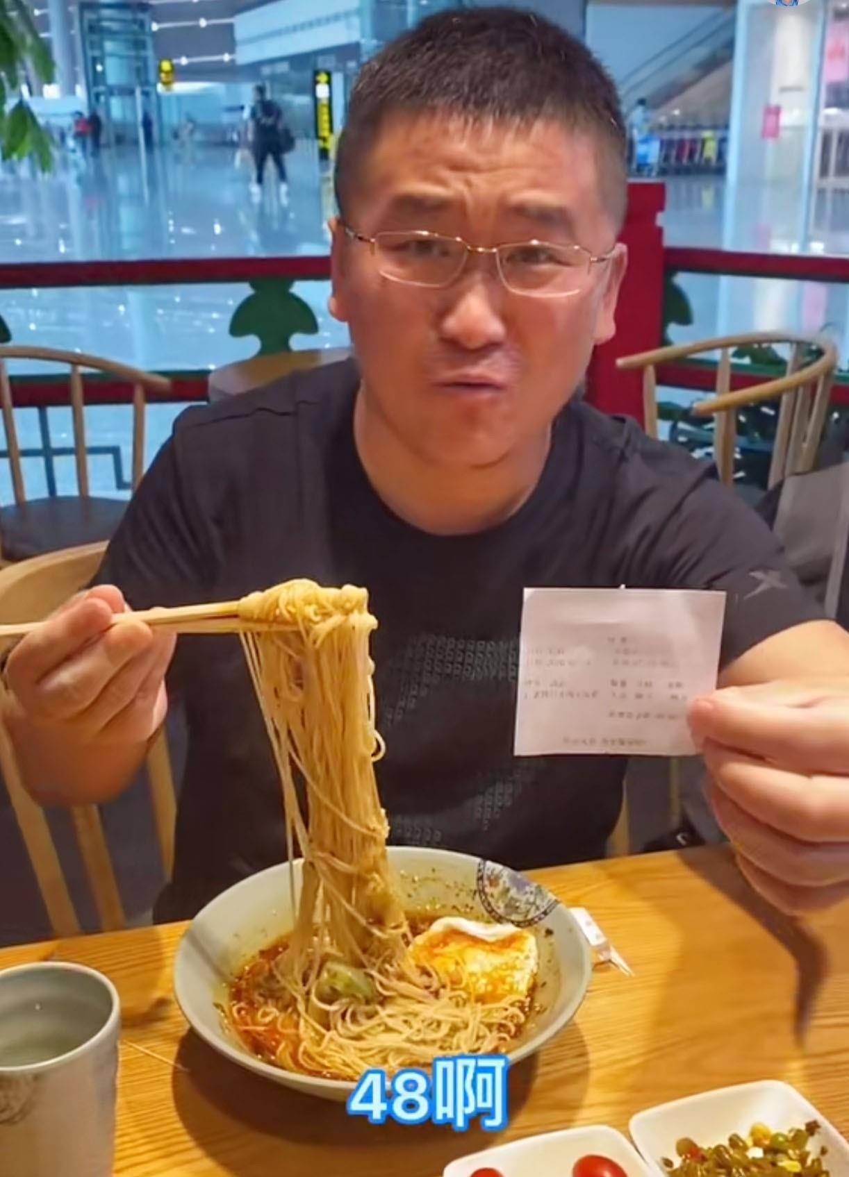 明星姜涛坐得起飞机,自嘲吃不起3元一个水饺,被网友吐槽_热度_平台