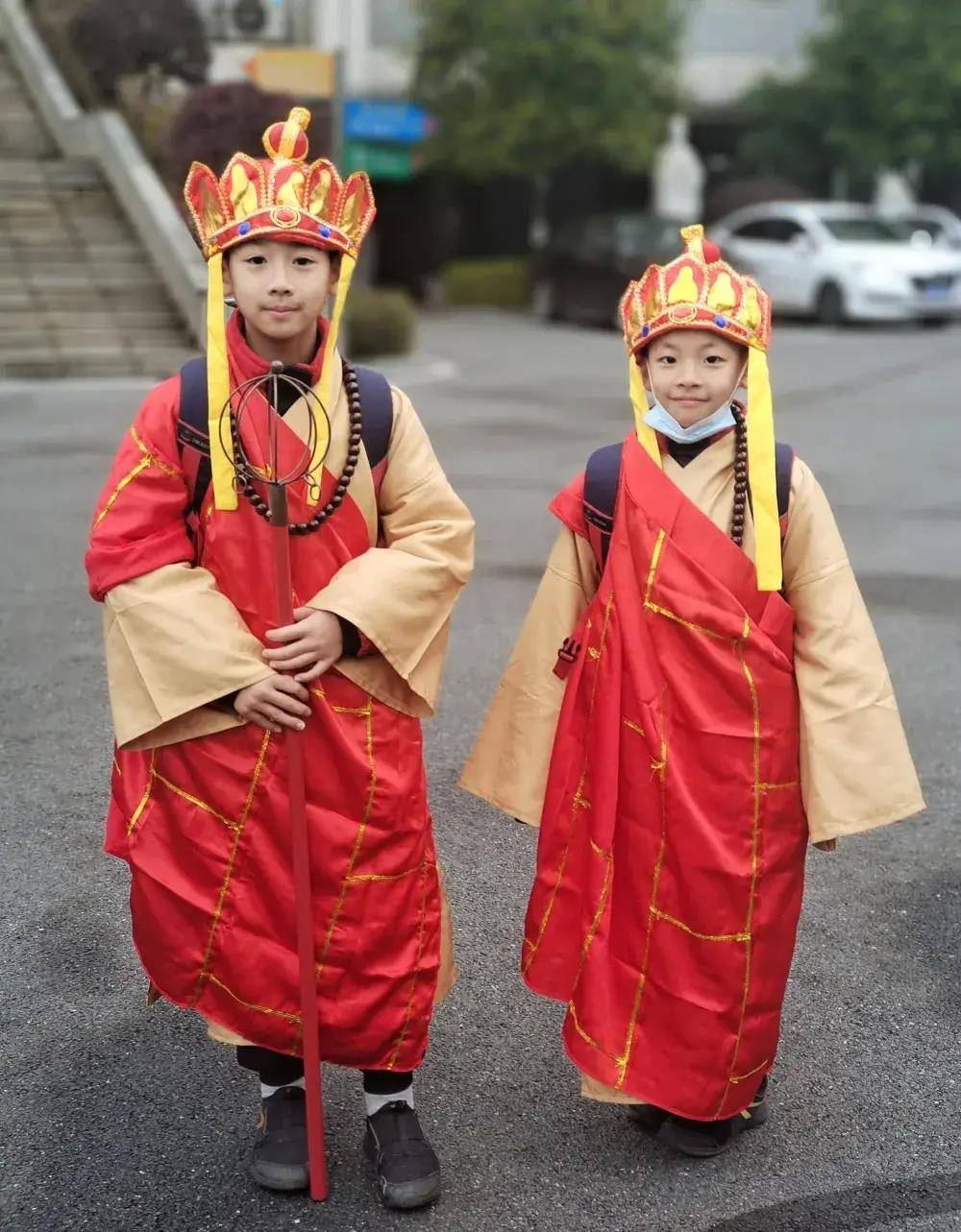 林黛玉和关公一起游校园,英姿飒爽的花木兰带同学们嬉戏,小白龙和师傅