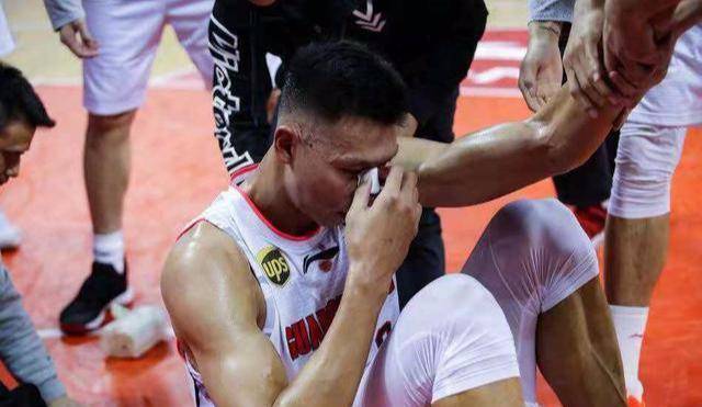 易建联重伤背后故事,周鹏接受采访说道:赛后和妻子一起为他痛哭_运动