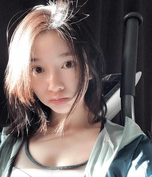 因与黄磊合作出道,曾饰演过王学圻的女儿,今却与迟帅结婚生子