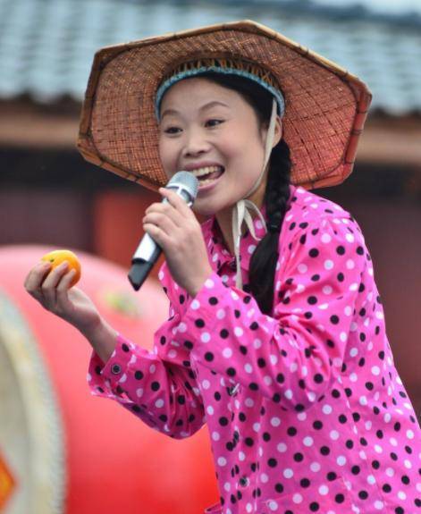 农民歌手草帽姐惹争议,做活动爬行坐轮椅,网友:宣传的套路?