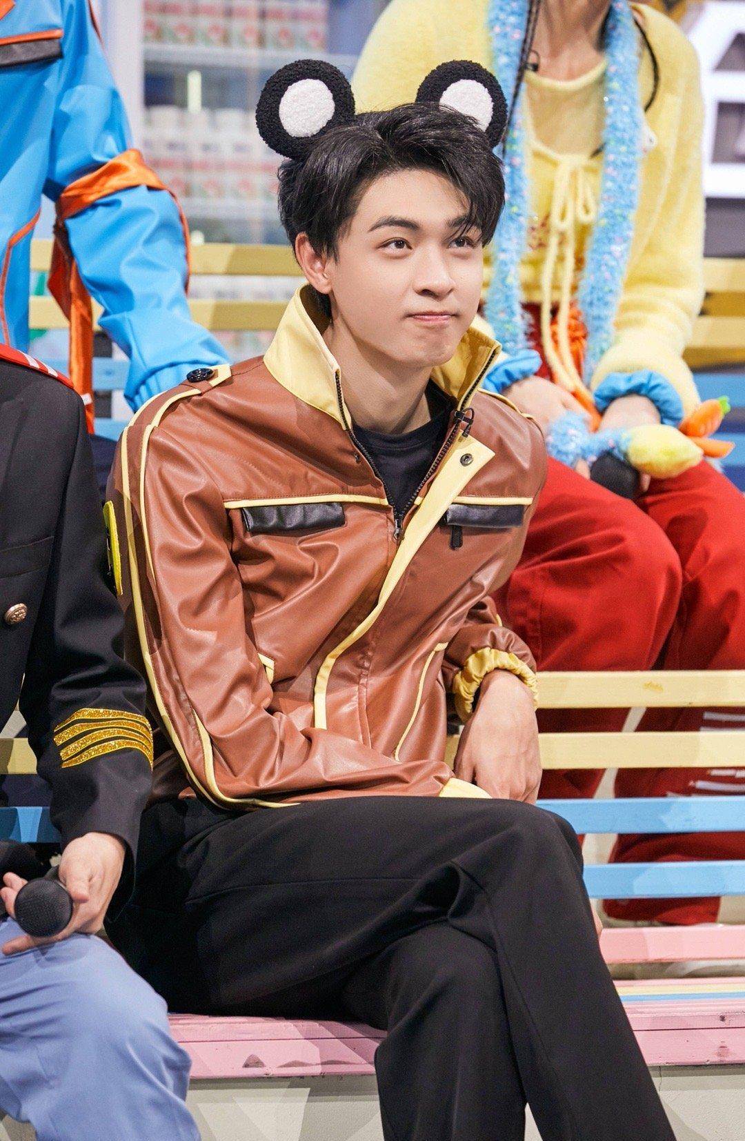 秦霄贤回应新恋情,晒配了双手抱头的图片,表示:我又恋爱了?