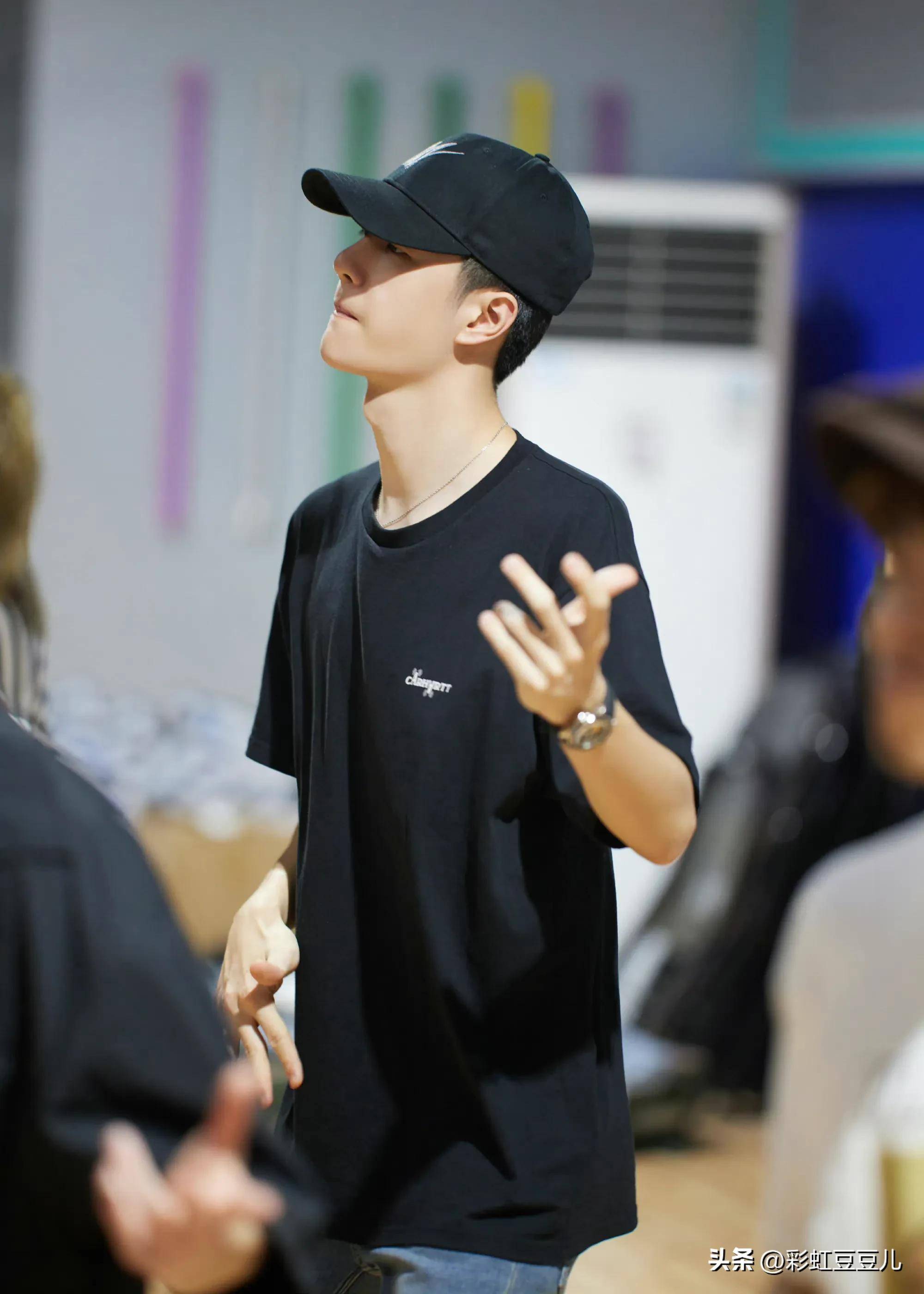 比如在第三季时,王一博参与队长battle的时候跳krump有一个舞蹈动作是