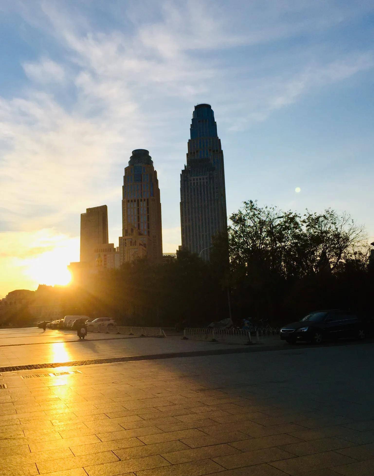 天津:旭日东升的津湾广场风景如画_海河_中国_建筑群