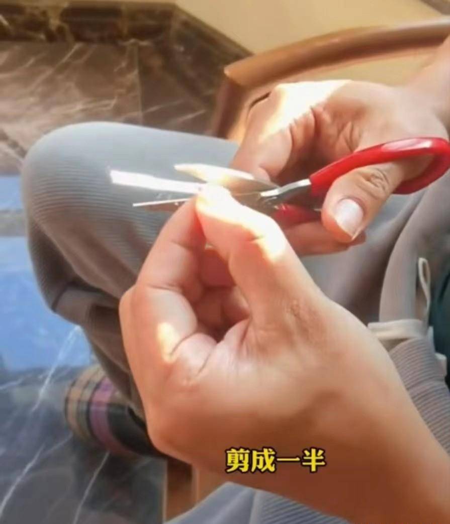杭州男子为节省抗原，将检测试纸剪开分两次使用，网友：可以混检