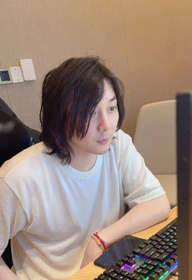 张大仙晒顶级豪车照片,7位数车价加上豹子号车牌,真