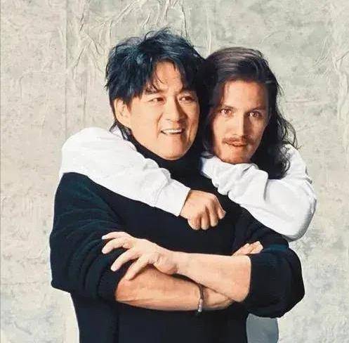 1990年大儿子周厚安出生.1994年周华健的女儿周厚恩出生.