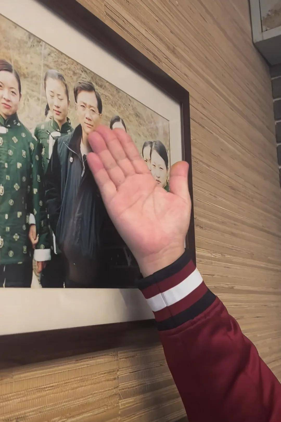 演员谢广坤发现自己照片被饭店老板挂墙上,表示:要收一定的费用_人家