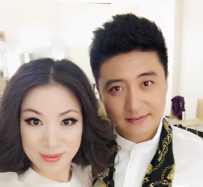 电视主播周炜:出身部队,和妻子7年爱情长跑,20年婚姻无绯闻_高明婷