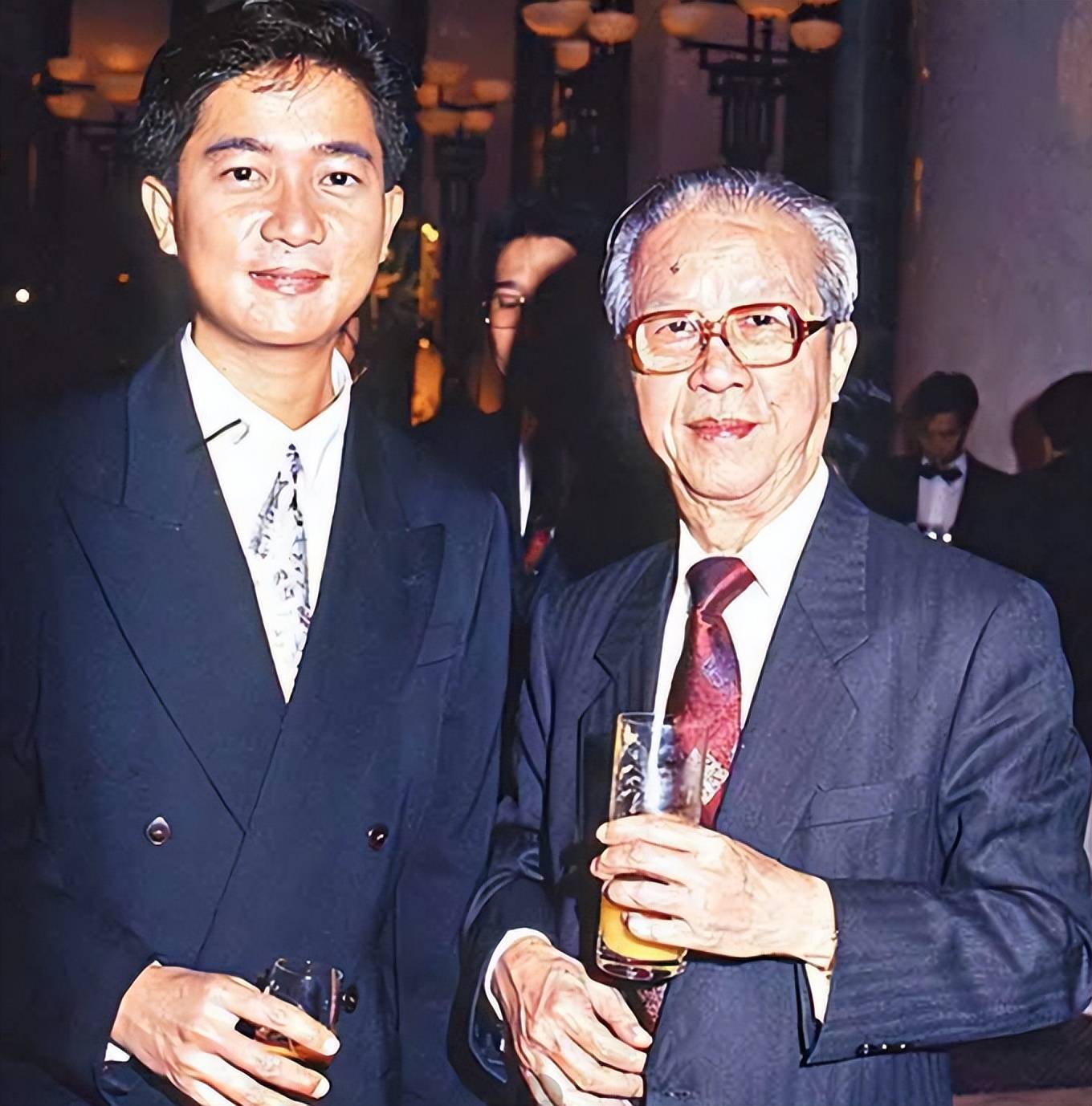 陈百强母亲因肺积水病逝,网友:一家人在另一国度团聚了_妈妈_香港