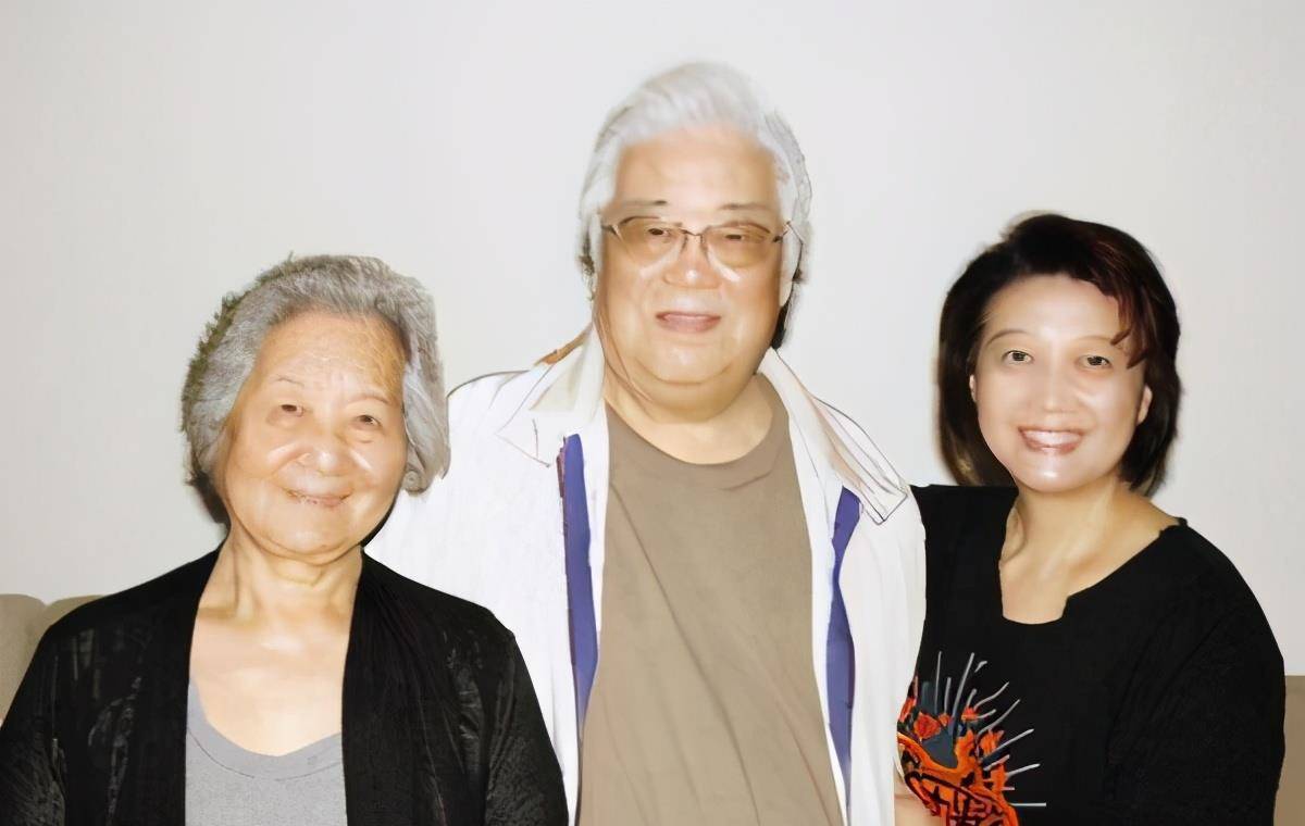 90岁于洋与妻子罕露面,白发苍苍发福明显,晚年意外丧子很不幸_老人