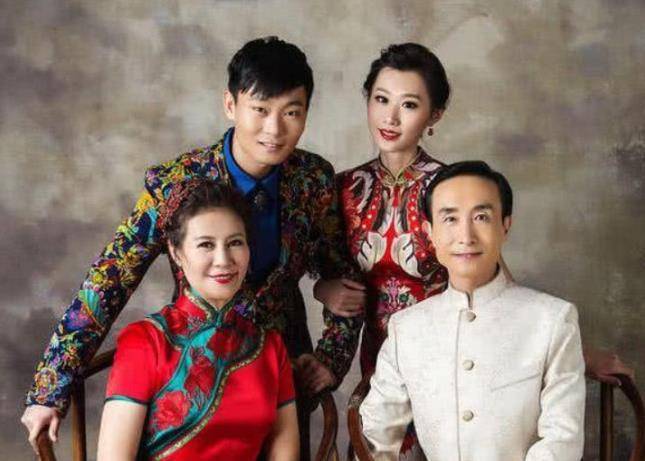 不过随着年龄的增加,巩汉林出现在舞台上的次数也是越来越少了,而最近