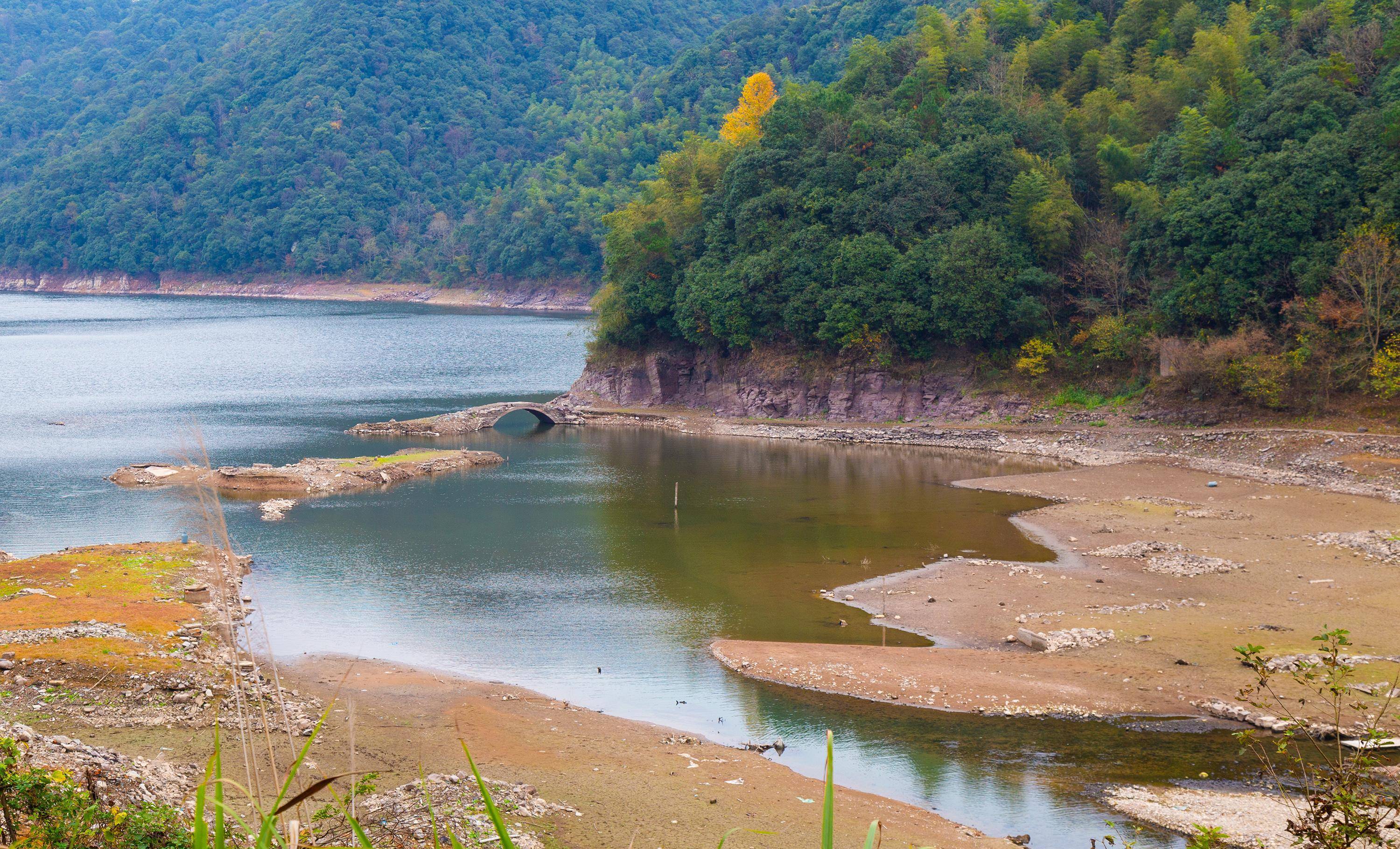 宁波乡村一座神秘古桥浮出水面,像开放的露天博物馆_溪下_水库_古村
