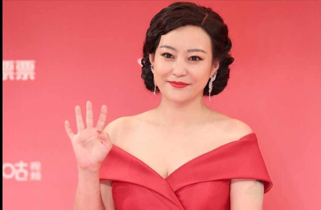 又被郝蕾惊艳到了,一袭红色连衣裙优雅大方,42岁该有的样子_效果_身材