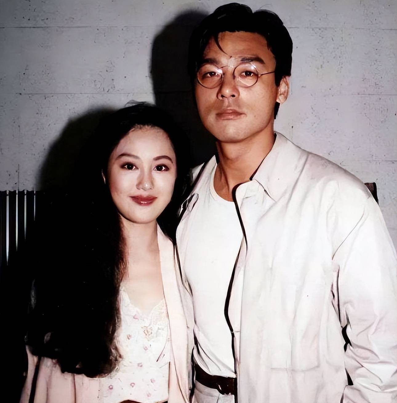 范姜:陪钟镇涛渡过难关,替他偿还一亿多债务,拍拖17年才结婚_章小蕙