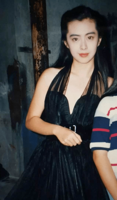 当50岁邱淑贞撞上51岁王祖贤,网友:果然还是自然老去的脸顺眼_女神