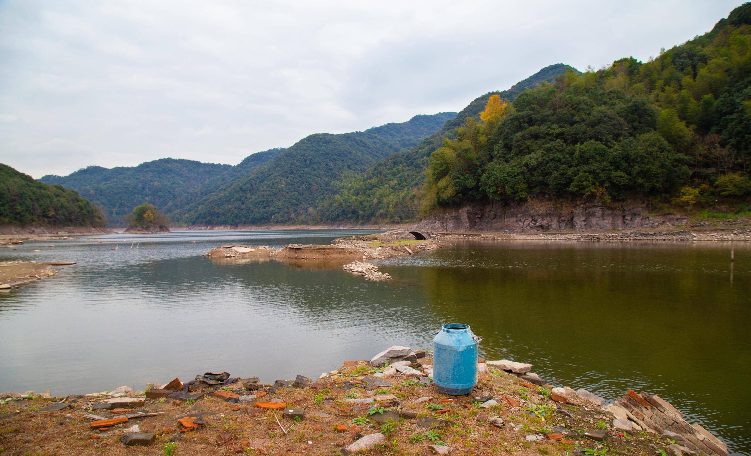 宁波乡村一座神秘古桥浮出水面,像开放的露天博物馆_溪下_水库_古村
