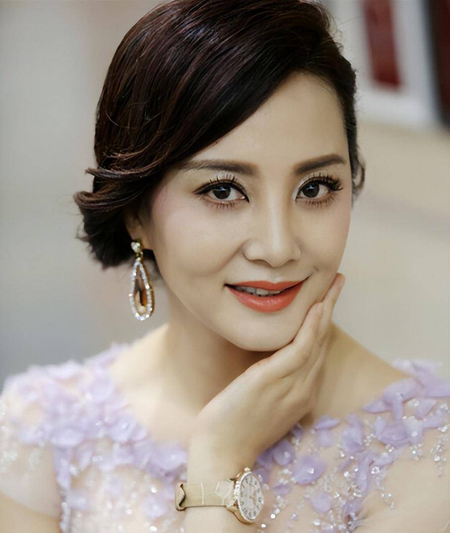 而大陶虹也是影视剧中常见的演员,两位都是金鸡奖的影后,实力自然不必