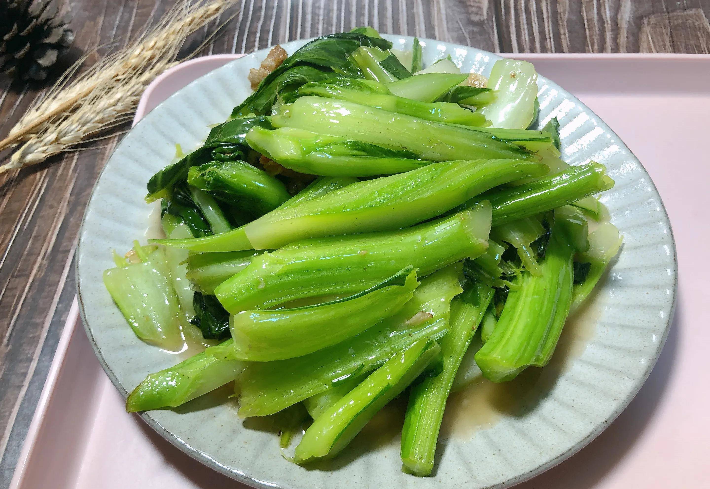 总结:迟菜心是深冬季节的蔬菜,可以做汤,清炒,白灼或者和肉搭配都非常