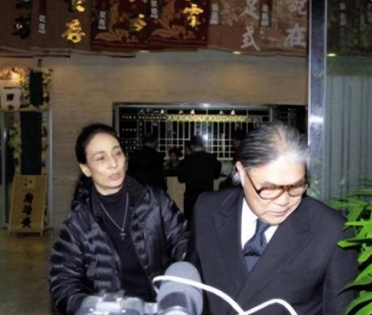 何超英:父亲拒绝参加葬礼,霍震霆毅然出席,给了她最后的体面_朱玲玲