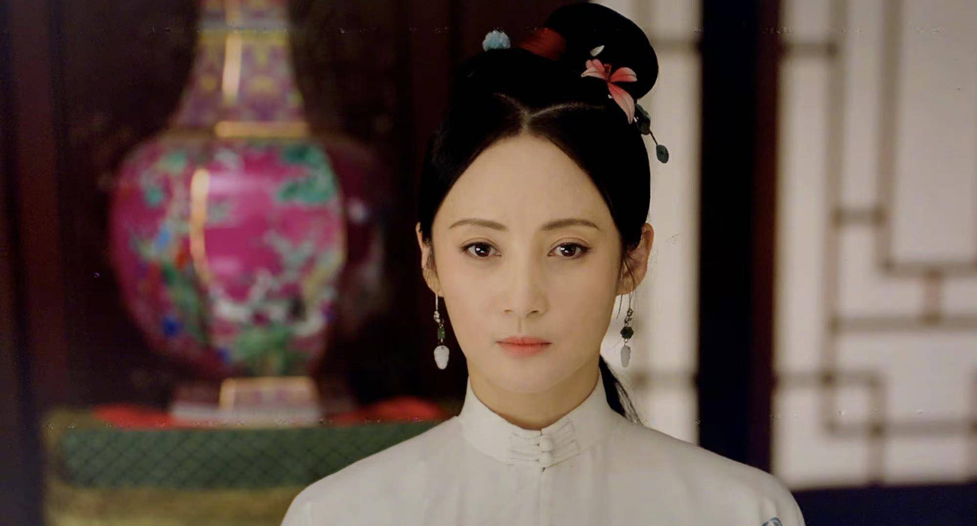 蒋勤勤合作于正大剧杀青,米色羽绒衣温婉秀丽,捧鲜花肌肤太年轻_黑色