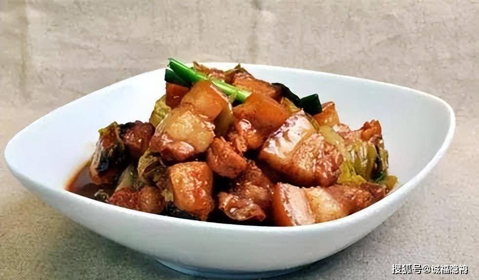 五花腩肉去皮洗净,切成小正方形,冷水下锅,焯水3分钟,捞出过凉控干