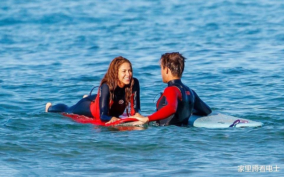 夏奇拉与帅哥冲浪,离开小10岁前男友心情大好,45岁素颜依旧能打