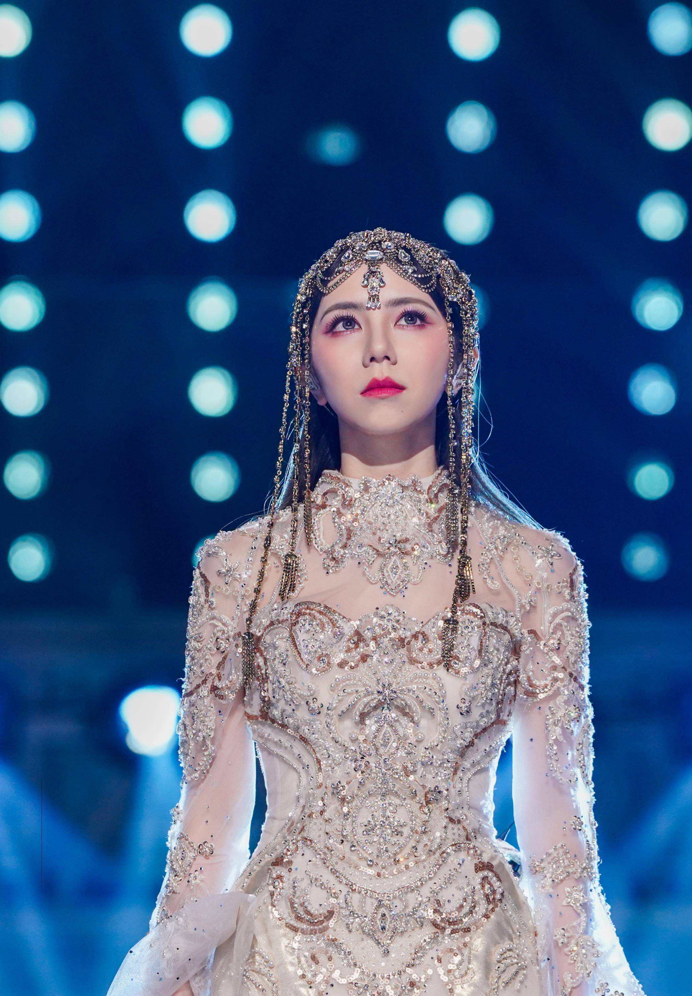 各大卫视2023跨年晚会,女明星争芳斗艳,谁最性感?_一身_装饰_古力娜扎