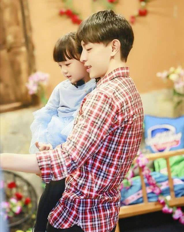 男明星温柔抱娃,是不是你梦想中老公的样子_孩子_姿势_宝宝