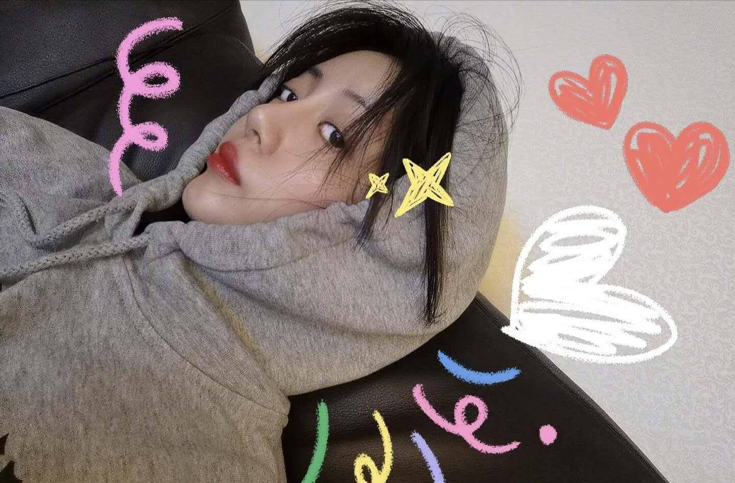 李溪芮寡淡长相被吹上天,时尚西装却穿成"飞机场"