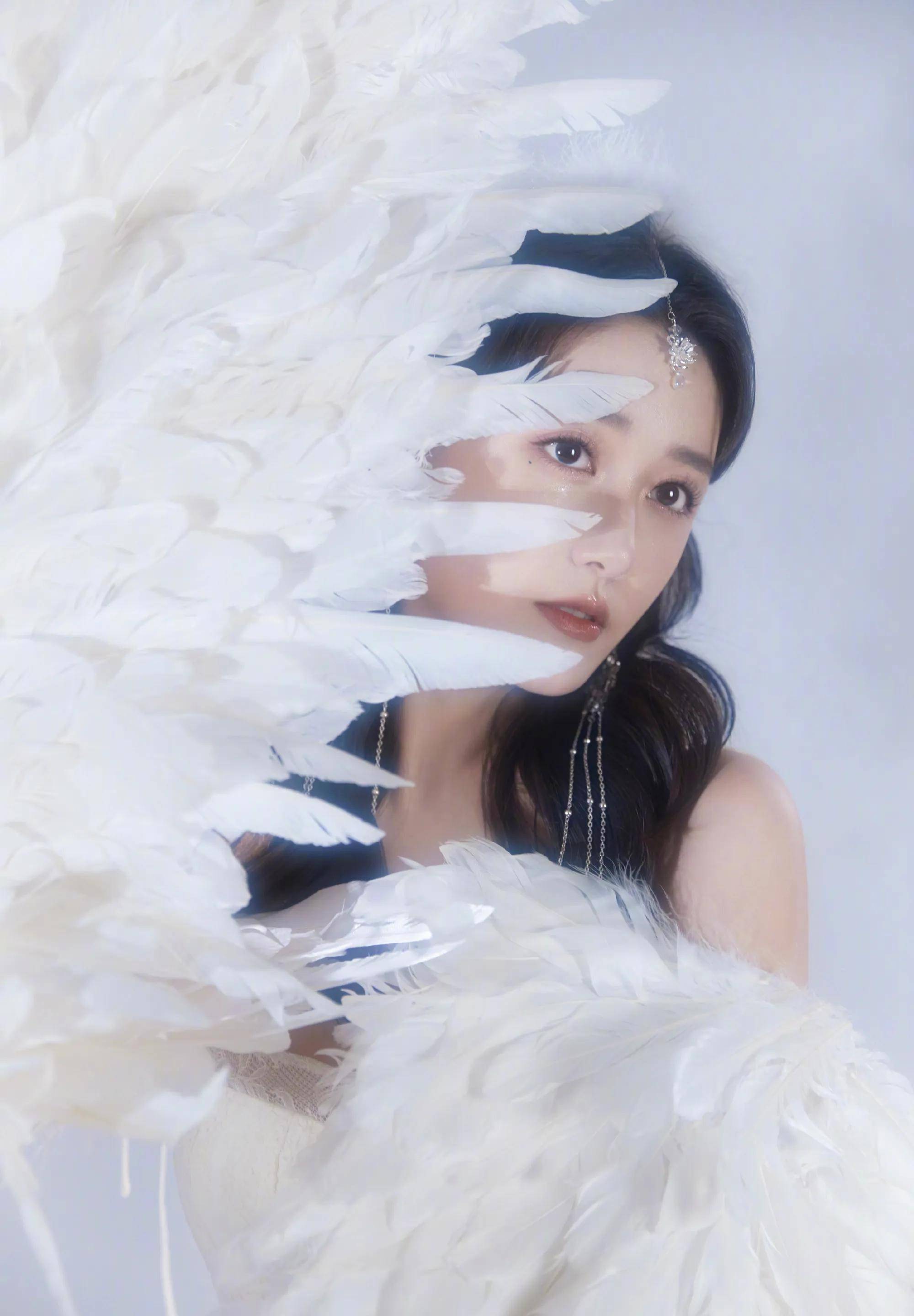 蒋依依22岁生日照 穿吊带羽毛白裙梦幻唯美纯欲风拉满 黑裙成熟妩媚