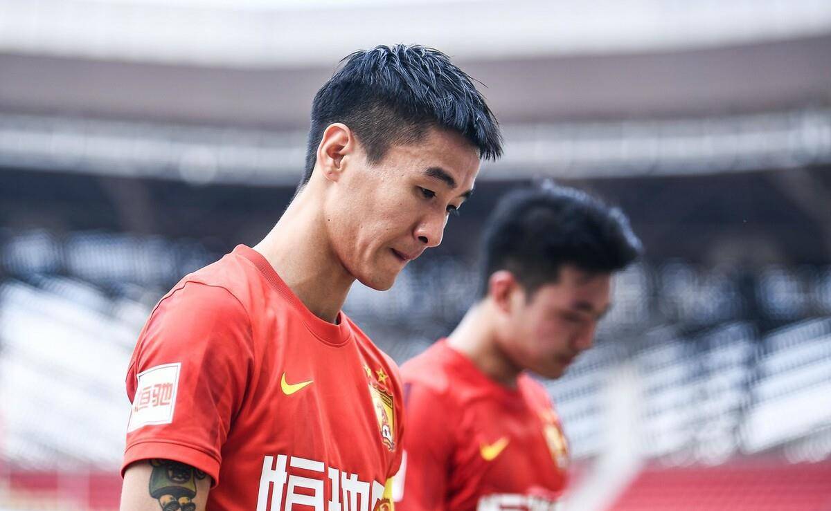 目睹广州队0-6崩盘,28岁归化跌落神坛,多次低级失误酿中超惨案