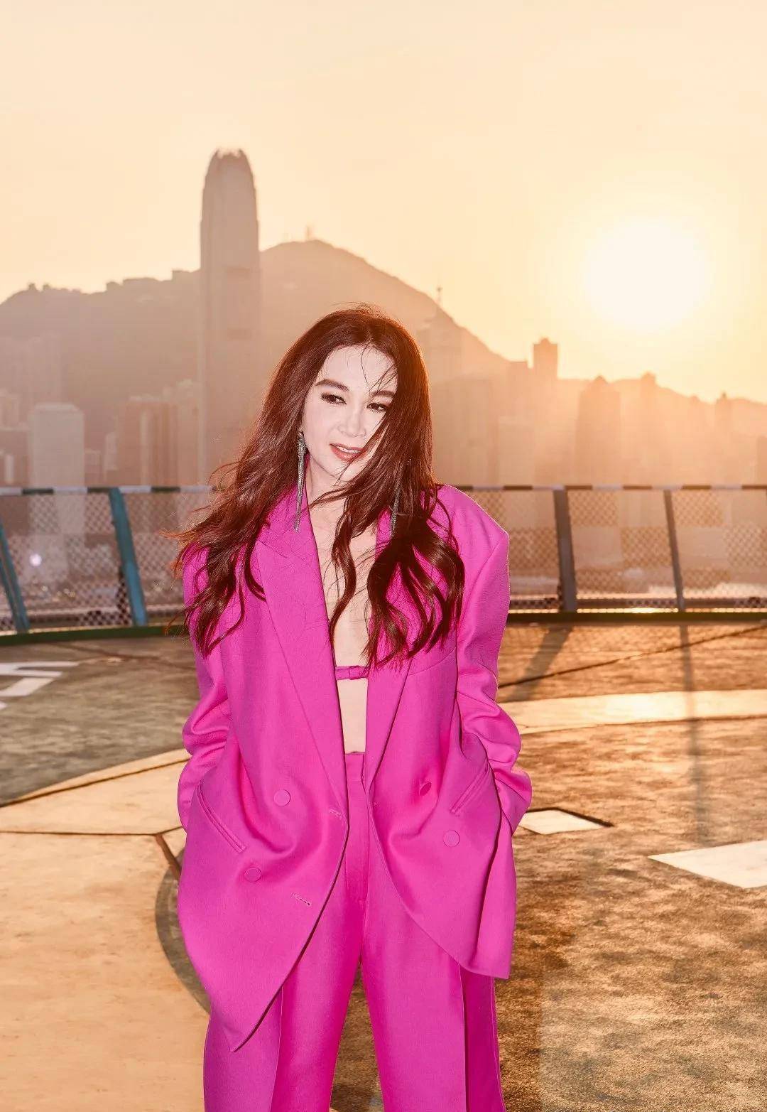 56岁温碧霞大秀好身材!