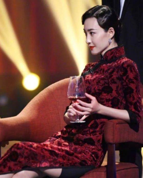 王丽坤女神挑战各色旗袍,展现不同的女神风味,让人着迷!