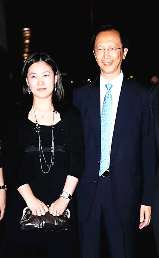 结婚后的伏明霞,一直保持着阔太太的穿搭理念,但是贵而不奢华,不喜欢