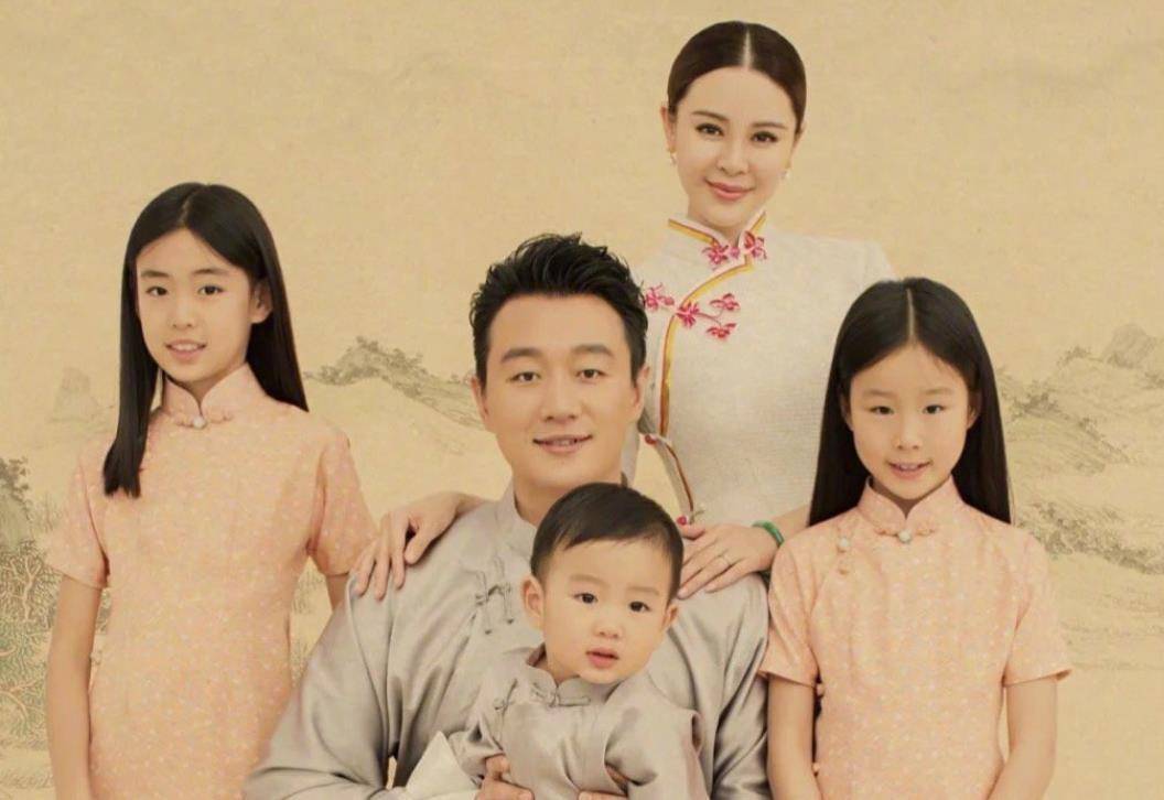 佟大为陷"重男轻女"舆论中,晒全家福有意偏袒儿子,引网友不满_女儿