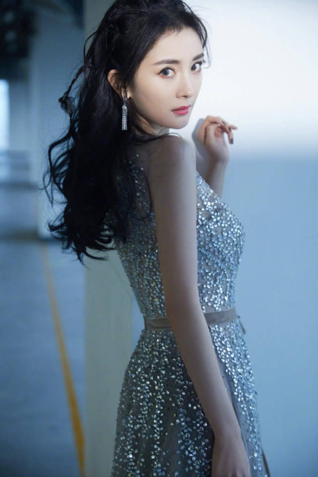 有一种"逆天身材"叫杨幂,仅88斤还能秀出马甲线肌肉,手指皮包骨太真实