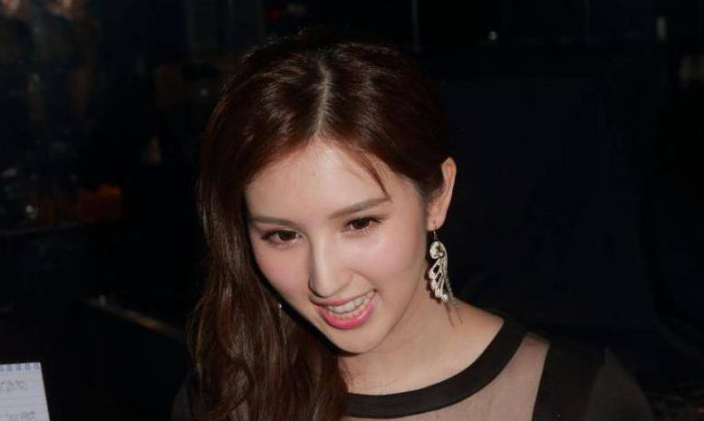 替父还债,与81岁富商恋爱,清债后火速分手,哪个富家千金有她惨_何傲儿